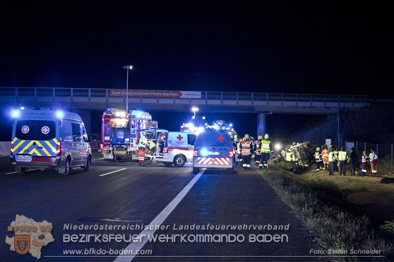 20240908_Kleinbus verunfallt auf der A2 bei Traiskirchen - acht Verletzte und ein Todesopfer Foto: Stefan Schneider BFKDO BADEN