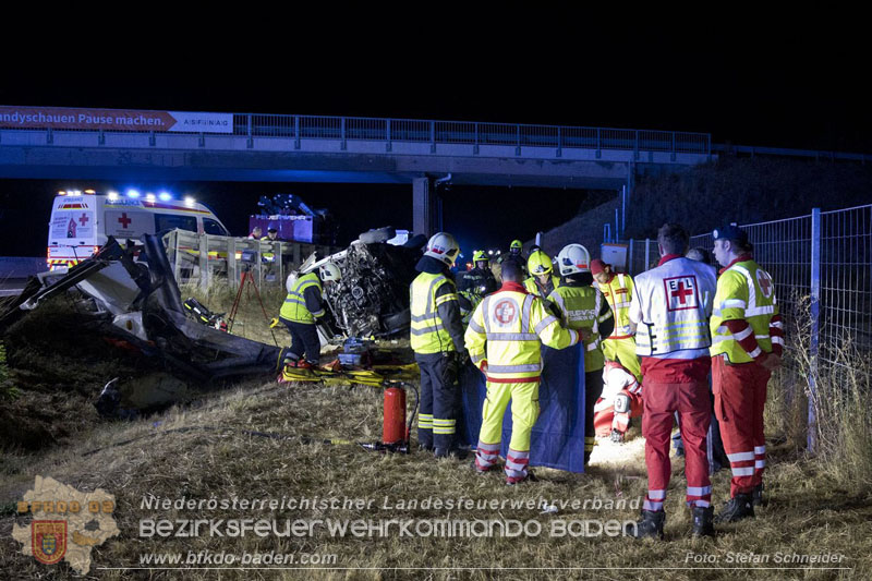 20240908_Kleinbus verunfallt auf der A2 bei Traiskirchen - acht Verletzte und ein Todesopfer Foto: Stefan Schneider BFKDO BADEN