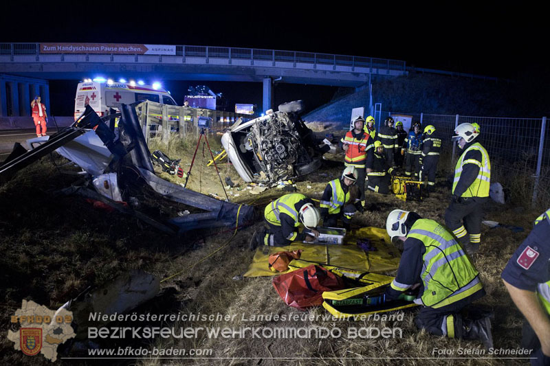 20240908_Kleinbus verunfallt auf der A2 bei Traiskirchen - acht Verletzte und ein Todesopfer Foto: Stefan Schneider BFKDO BADEN