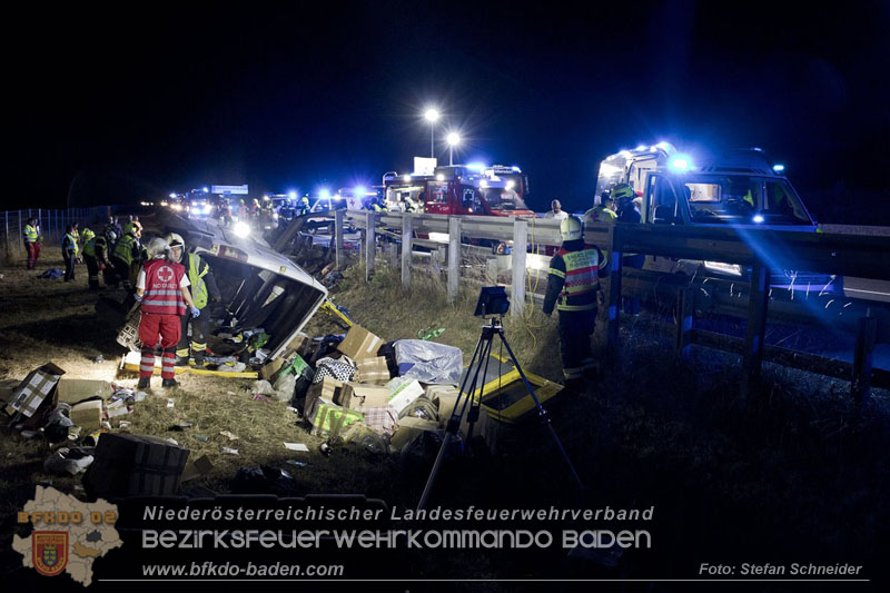 20240908_Kleinbus verunfallt auf der A2 bei Traiskirchen - acht Verletzte und ein Todesopfer Foto: Stefan Schneider BFKDO BADEN