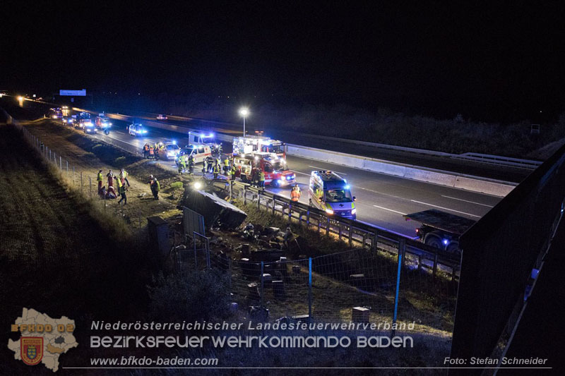 20240908_Kleinbus verunfallt auf der A2 bei Traiskirchen - acht Verletzte und ein Todesopfer Foto: Stefan Schneider BFKDO BADEN