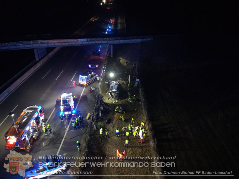 20240908_Kleinbus verunfallt auf der A2 bei Traiskirchen - acht Verletzte und ein Todesopfer Foto: Drohnen-Einheit FF Baden-Leesdorf