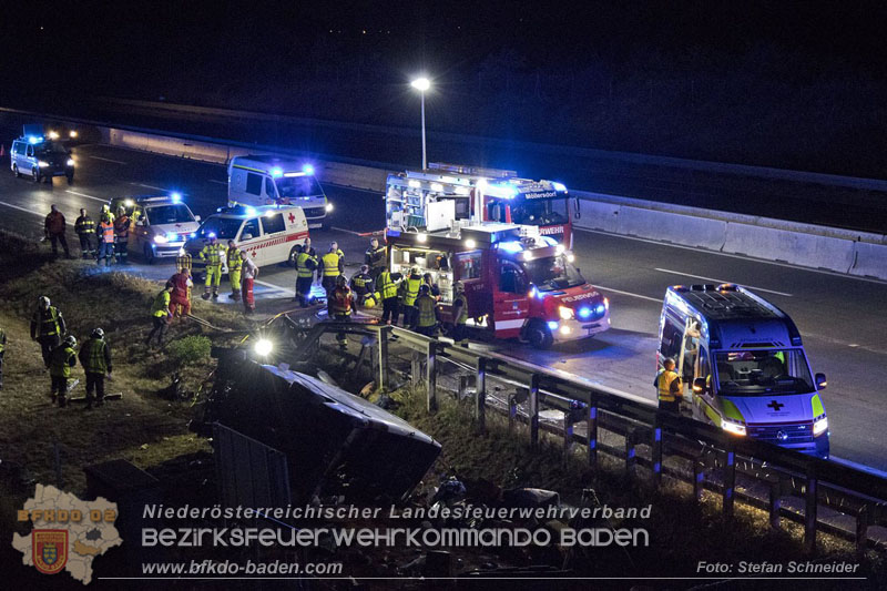 20240908_Kleinbus verunfallt auf der A2 bei Traiskirchen - acht Verletzte und ein Todesopfer Foto: Stefan Schneider BFKDO BADEN