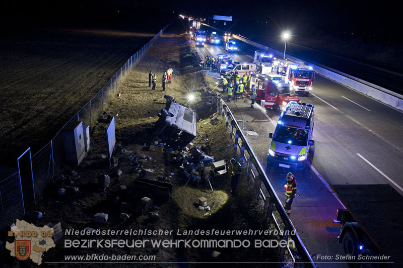 20240908_Kleinbus verunfallt auf der A2 bei Traiskirchen - acht Verletzte und ein Todesopfer Foto: Stefan Schneider BFKDO BADEN