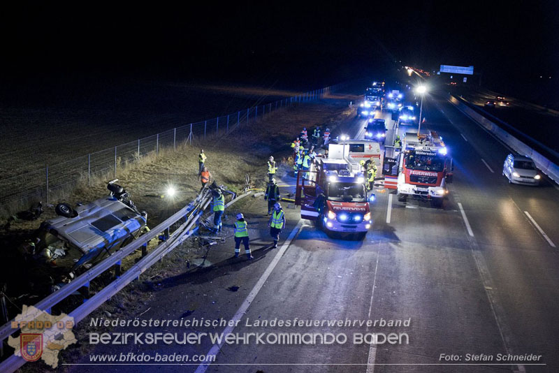 20240908_Kleinbus verunfallt auf der A2 bei Traiskirchen - acht Verletzte und ein Todesopfer Foto: Stefan Schneider BFKDO BADEN