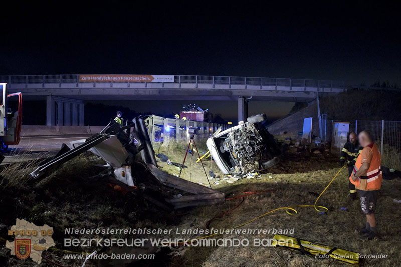 20240908_Kleinbus verunfallt auf der A2 bei Traiskirchen - acht Verletzte und ein Todesopfer Foto: Stefan Schneider BFKDO BADEN