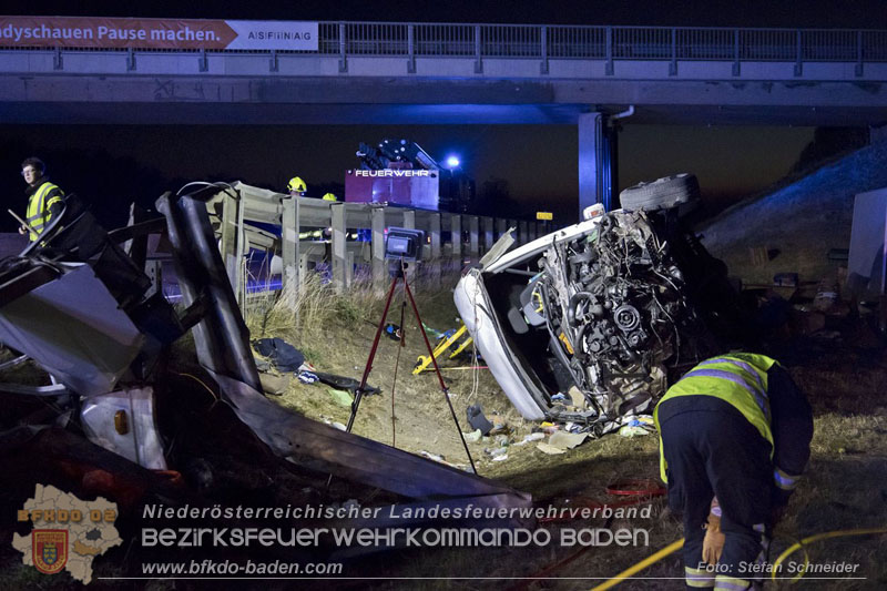 20240908_Kleinbus verunfallt auf der A2 bei Traiskirchen - acht Verletzte und ein Todesopfer Foto: Stefan Schneider BFKDO BADEN