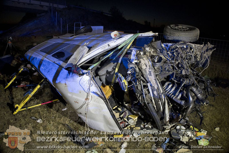 20240908_Kleinbus verunfallt auf der A2 bei Traiskirchen - acht Verletzte und ein Todesopfer Foto: Stefan Schneider BFKDO BADEN