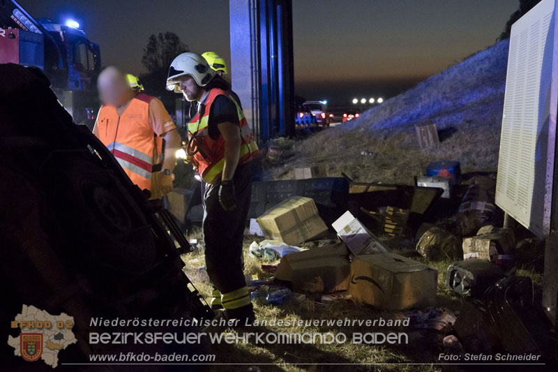 20240908_Kleinbus verunfallt auf der A2 bei Traiskirchen - acht Verletzte und ein Todesopfer Foto: Stefan Schneider BFKDO BADEN