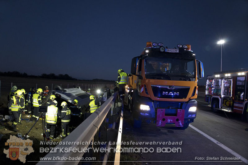 20240908_Kleinbus verunfallt auf der A2 bei Traiskirchen - acht Verletzte und ein Todesopfer Foto: Stefan Schneider BFKDO BADEN