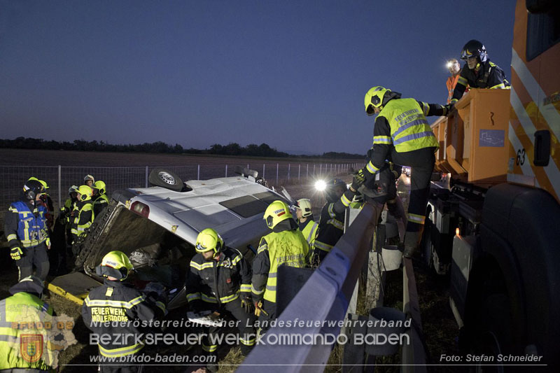 20240908_Kleinbus verunfallt auf der A2 bei Traiskirchen - acht Verletzte und ein Todesopfer Foto: Stefan Schneider BFKDO BADEN