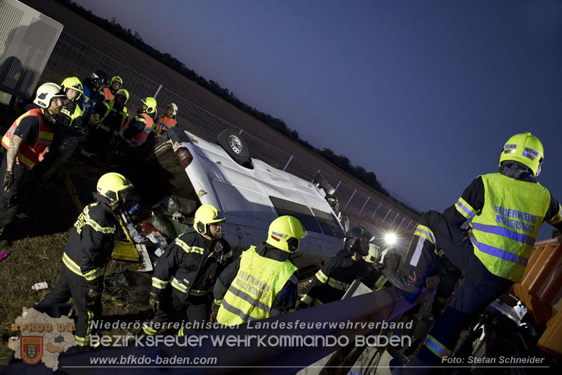 20240908_Kleinbus verunfallt auf der A2 bei Traiskirchen - acht Verletzte und ein Todesopfer Foto: Stefan Schneider BFKDO BADEN