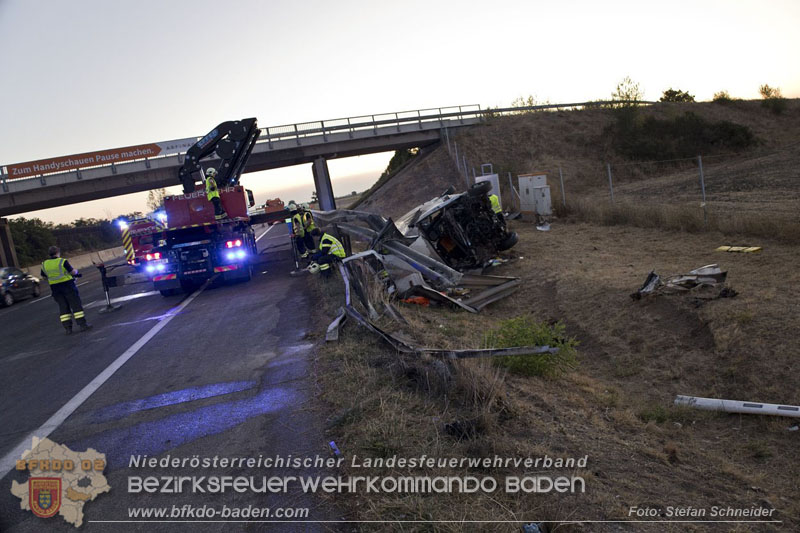 20240908_Kleinbus verunfallt auf der A2 bei Traiskirchen - acht Verletzte und ein Todesopfer Foto: Stefan Schneider BFKDO BADEN