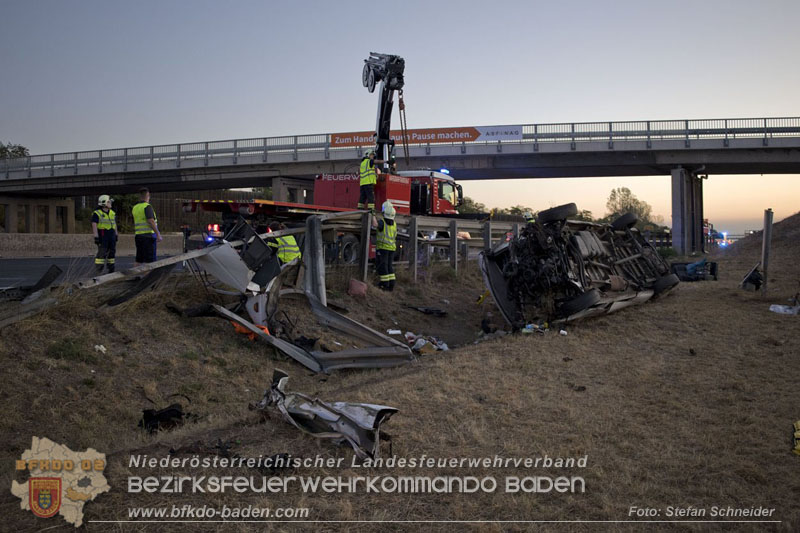 20240908_Kleinbus verunfallt auf der A2 bei Traiskirchen - acht Verletzte und ein Todesopfer Foto: Stefan Schneider BFKDO BADEN