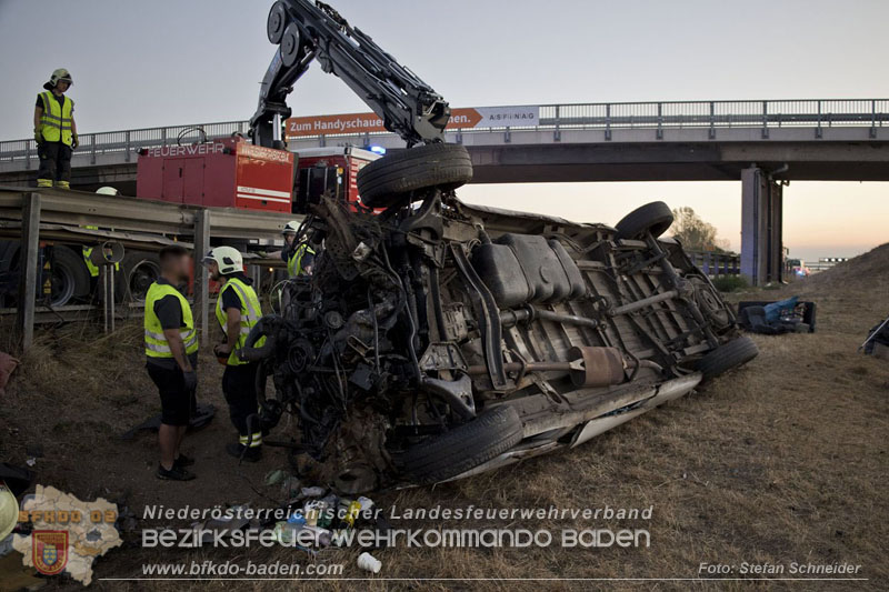 20240908_Kleinbus verunfallt auf der A2 bei Traiskirchen - acht Verletzte und ein Todesopfer Foto: Stefan Schneider BFKDO BADEN