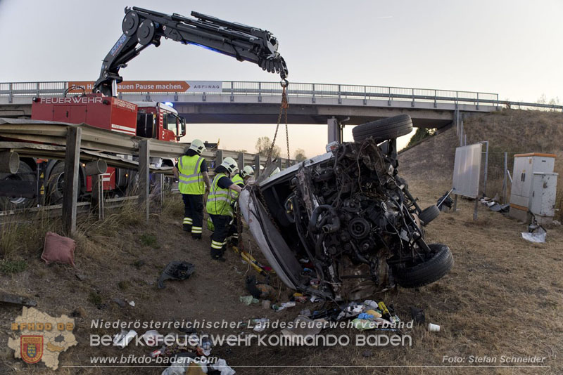 20240908_Kleinbus verunfallt auf der A2 bei Traiskirchen - acht Verletzte und ein Todesopfer Foto: Stefan Schneider BFKDO BADEN