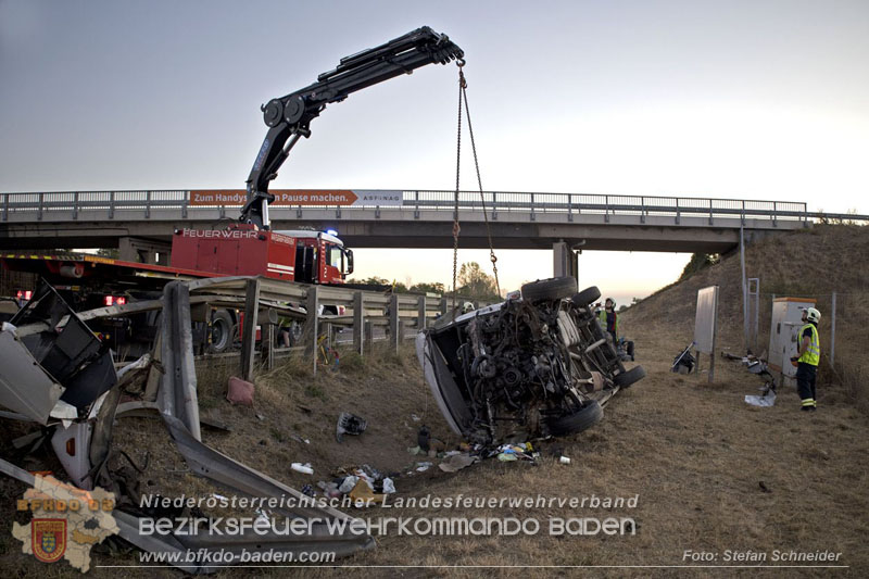 20240908_Kleinbus verunfallt auf der A2 bei Traiskirchen - acht Verletzte und ein Todesopfer Foto: Stefan Schneider BFKDO BADEN