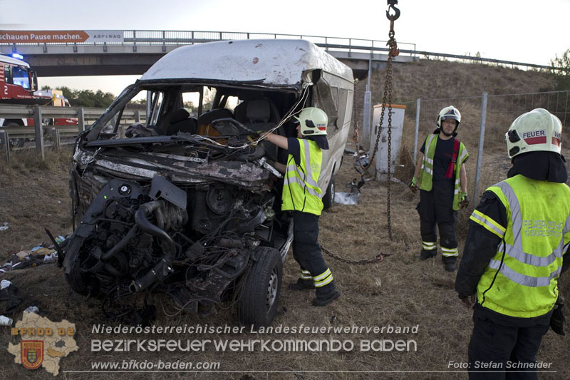 20240908_Kleinbus verunfallt auf der A2 bei Traiskirchen - acht Verletzte und ein Todesopfer Foto: Stefan Schneider BFKDO BADEN