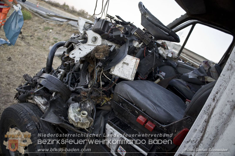 20240908_Kleinbus verunfallt auf der A2 bei Traiskirchen - acht Verletzte und ein Todesopfer Foto: Stefan Schneider BFKDO BADEN