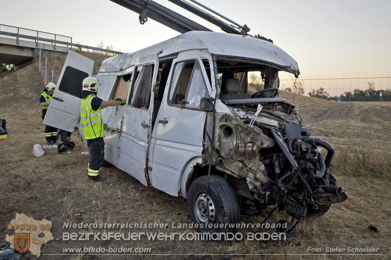 20240908_Kleinbus verunfallt auf der A2 bei Traiskirchen - acht Verletzte und ein Todesopfer Foto: Stefan Schneider BFKDO BADEN