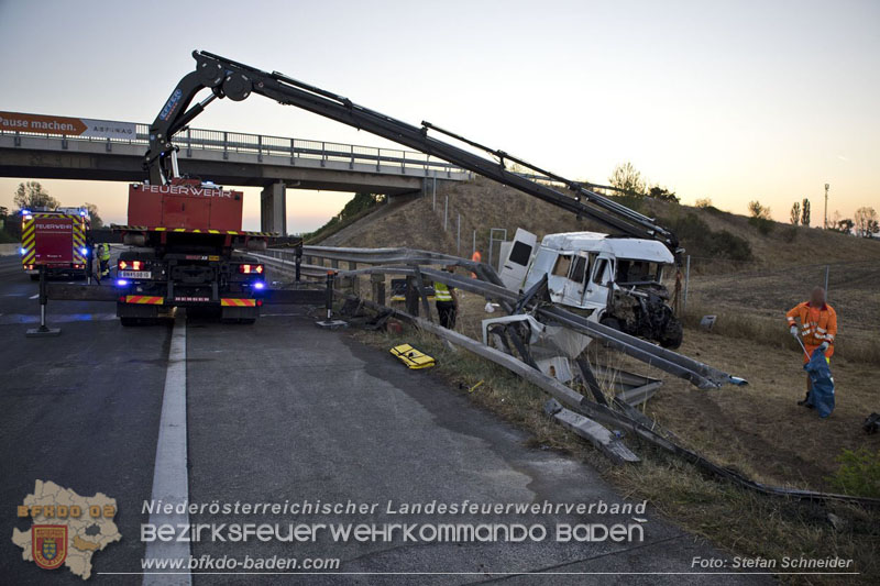 20240908_Kleinbus verunfallt auf der A2 bei Traiskirchen - acht Verletzte und ein Todesopfer Foto: Stefan Schneider BFKDO BADEN