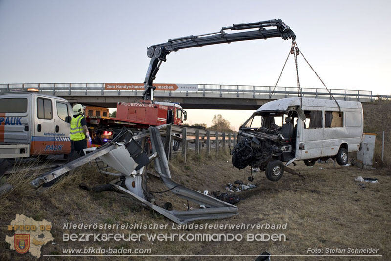 20240908_Kleinbus verunfallt auf der A2 bei Traiskirchen - acht Verletzte und ein Todesopfer Foto: Stefan Schneider BFKDO BADEN