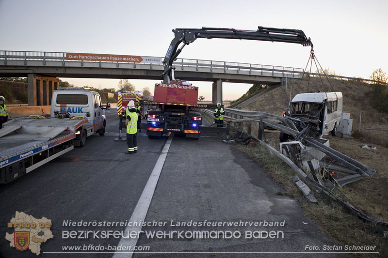 20240908_Kleinbus verunfallt auf der A2 bei Traiskirchen - acht Verletzte und ein Todesopfer Foto: Stefan Schneider BFKDO BADEN