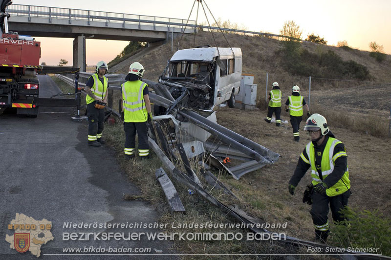 20240908_Kleinbus verunfallt auf der A2 bei Traiskirchen - acht Verletzte und ein Todesopfer Foto: Stefan Schneider BFKDO BADEN