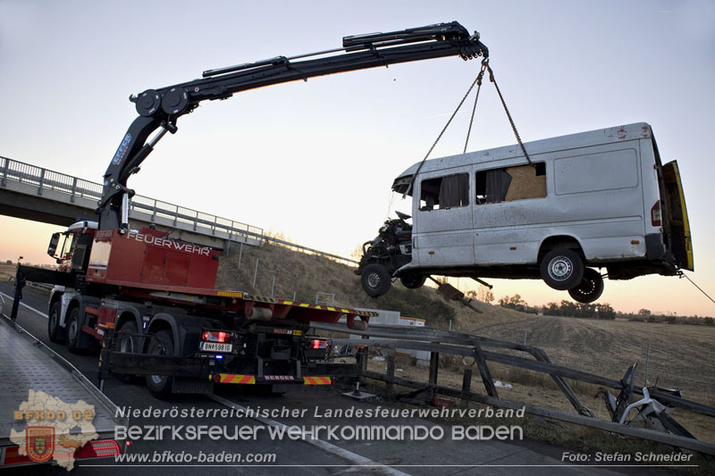 20240908_Kleinbus verunfallt auf der A2 bei Traiskirchen - acht Verletzte und ein Todesopfer Foto: Stefan Schneider BFKDO BADEN