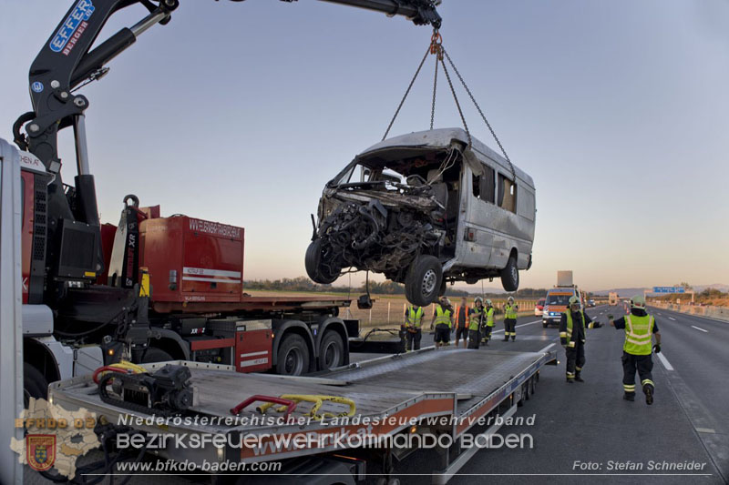 20240908_Kleinbus verunfallt auf der A2 bei Traiskirchen - acht Verletzte und ein Todesopfer Foto: Stefan Schneider BFKDO BADEN