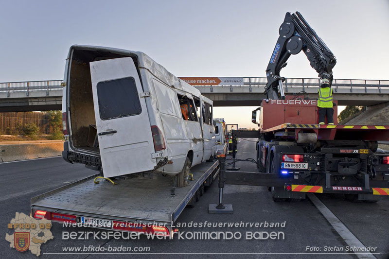 20240908_Kleinbus verunfallt auf der A2 bei Traiskirchen - acht Verletzte und ein Todesopfer Foto: Stefan Schneider BFKDO BADEN