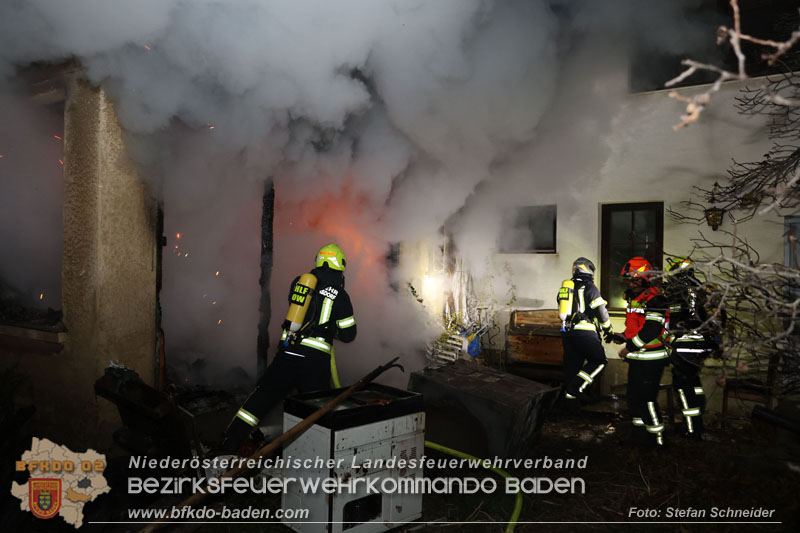 20241124_Wohnhausbrand in Oberwaltersdorf - Schwieriger Zugang   Foto: Stefan Schneider BFKDO BADEN