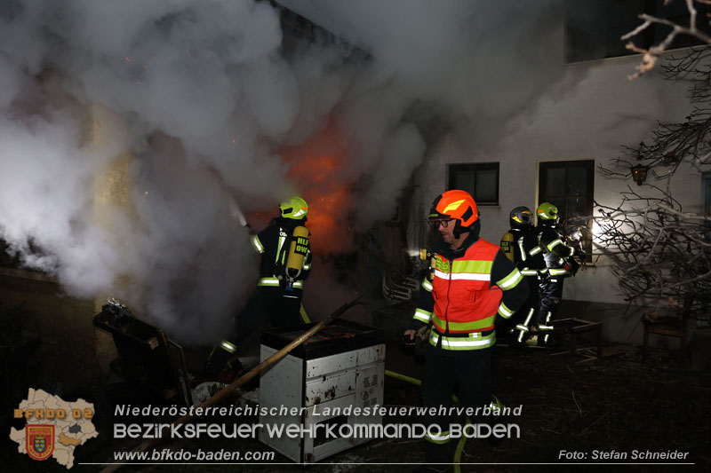 20241124_Wohnhausbrand in Oberwaltersdorf - Schwieriger Zugang   Foto: Stefan Schneider BFKDO BADEN