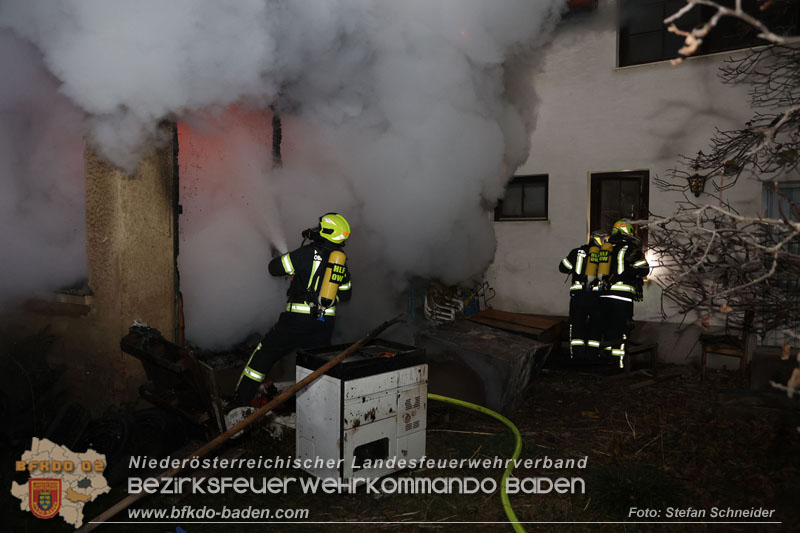 20241124_Wohnhausbrand in Oberwaltersdorf - Schwieriger Zugang   Foto: Stefan Schneider BFKDO BADEN