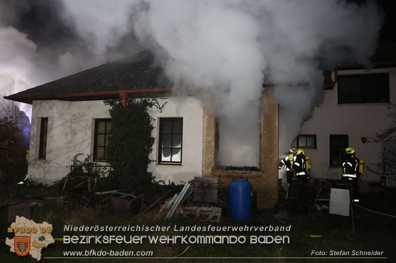 20241124_Wohnhausbrand in Oberwaltersdorf - Schwieriger Zugang   Foto: Stefan Schneider BFKDO BADEN