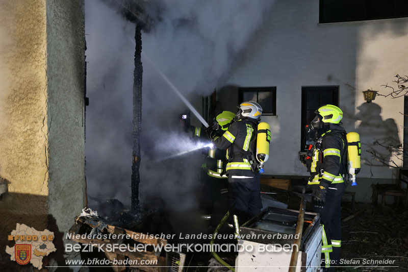 20241124_Wohnhausbrand in Oberwaltersdorf - Schwieriger Zugang   Foto: Stefan Schneider BFKDO BADEN