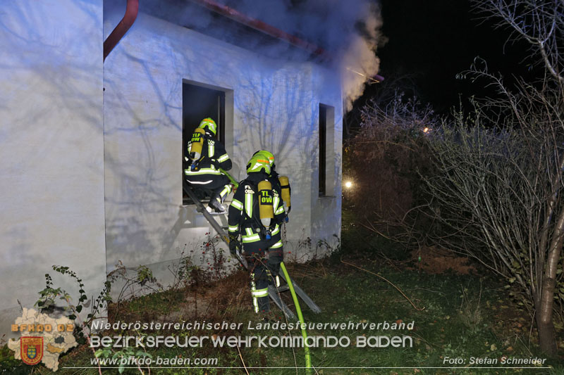 20241124_Wohnhausbrand in Oberwaltersdorf - Schwieriger Zugang Foto: Stefan Schneider BFKDO BADEN