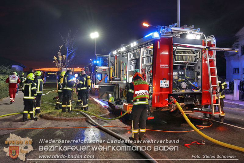 20241124_Wohnhausbrand in Oberwaltersdorf - Schwieriger Zugang   Foto: Stefan Schneider BFKDO BADEN