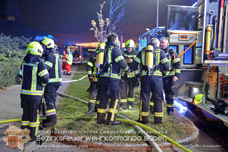 20241124_Wohnhausbrand in Oberwaltersdorf - Schwieriger Zugang   Foto: Stefan Schneider BFKDO BADEN