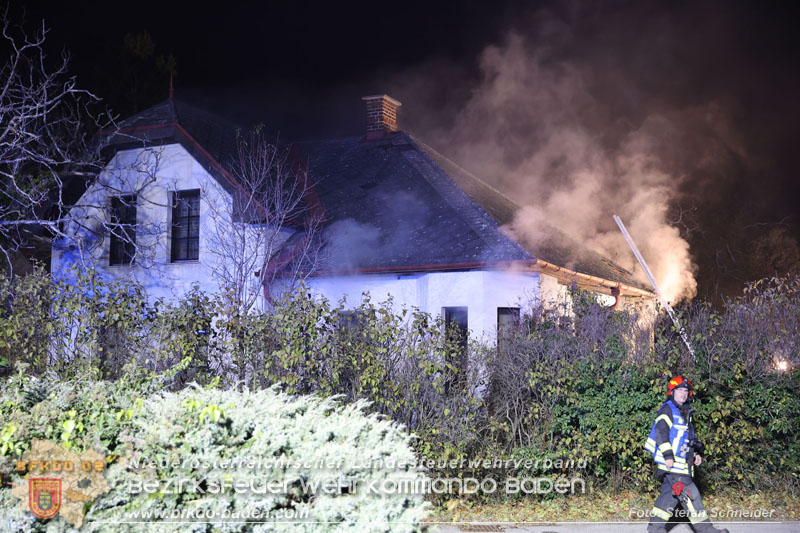 20241124_Wohnhausbrand in Oberwaltersdorf - Schwieriger Zugang   Foto: Stefan Schneider BFKDO BADEN