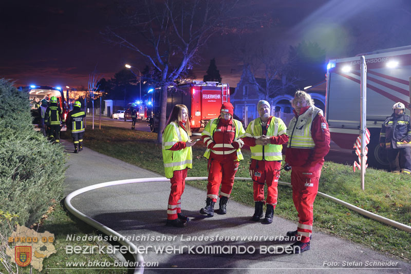 20241124_Wohnhausbrand in Oberwaltersdorf - Schwieriger Zugang   Foto: Stefan Schneider BFKDO BADEN