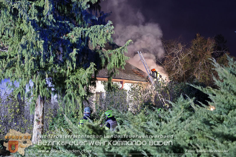 20241124_Wohnhausbrand in Oberwaltersdorf - Schwieriger Zugang   Foto: Stefan Schneider BFKDO BADEN