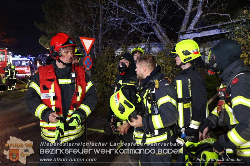 20241124_Wohnhausbrand in Oberwaltersdorf - Schwieriger Zugang   Foto: Stefan Schneider BFKDO BADEN