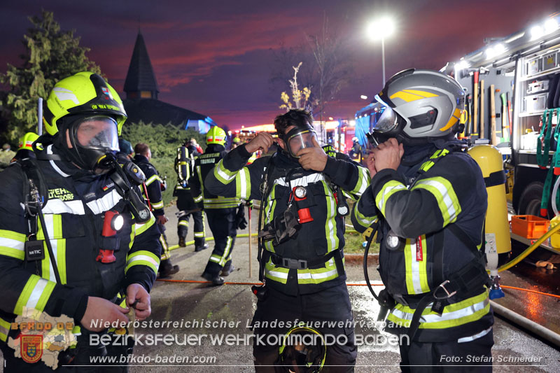 20241124_Wohnhausbrand in Oberwaltersdorf - Schwieriger Zugang   Foto: Stefan Schneider BFKDO BADEN