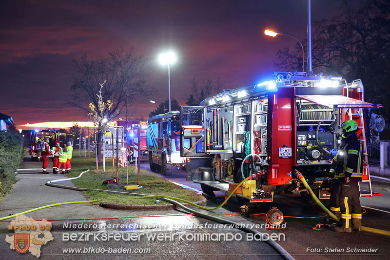 20241124_Wohnhausbrand in Oberwaltersdorf - Schwieriger Zugang   Foto: Stefan Schneider BFKDO BADEN