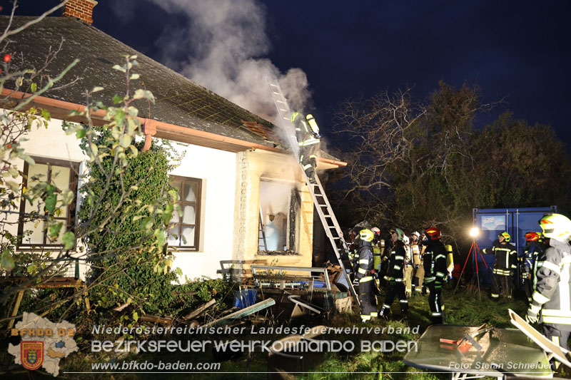 20241124_Wohnhausbrand in Oberwaltersdorf - Schwieriger Zugang   Foto: Stefan Schneider BFKDO BADEN