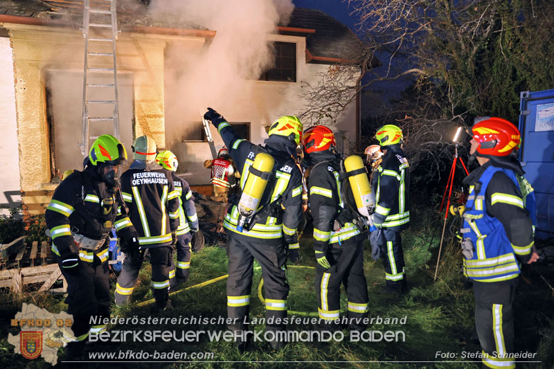 20241124_Wohnhausbrand in Oberwaltersdorf - Schwieriger Zugang   Foto: Stefan Schneider BFKDO BADEN