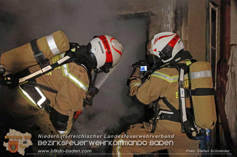 20241124_Wohnhausbrand in Oberwaltersdorf - Schwieriger Zugang   Foto: Stefan Schneider BFKDO BADEN