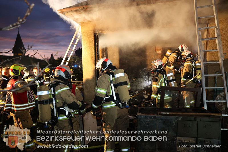 20241124_Wohnhausbrand in Oberwaltersdorf - Schwieriger Zugang   Foto: Stefan Schneider BFKDO BADEN