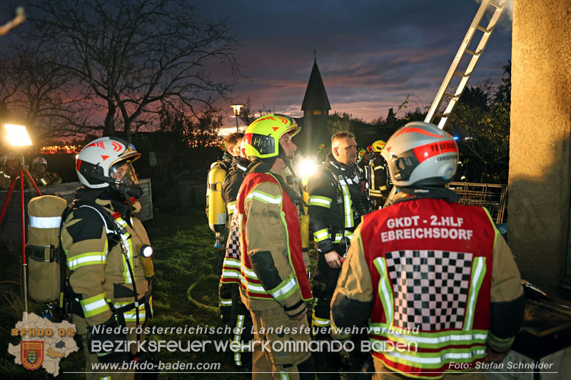 20241124_Wohnhausbrand in Oberwaltersdorf - Schwieriger Zugang   Foto: Stefan Schneider BFKDO BADEN